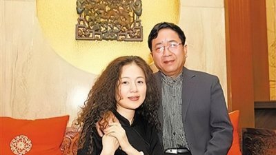 ​余秋雨：靠妻子打工费度日，成名后却抛弃妻子，娶了“唐僧母亲”